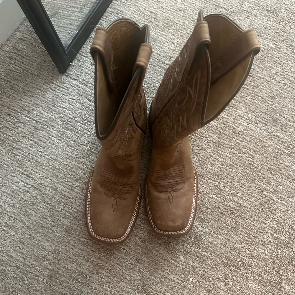 These are women’s cowgirl boots size 7 I don’t fit them anymore